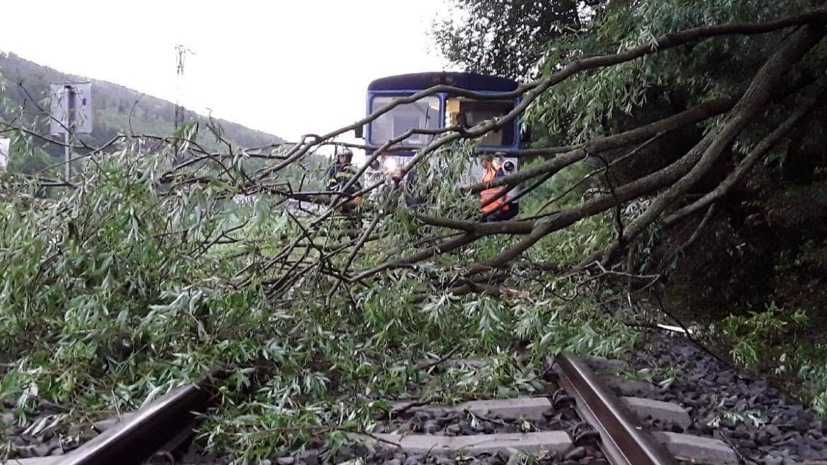 Na Moravě řádily bouřky, hasiči evakuovali vlak